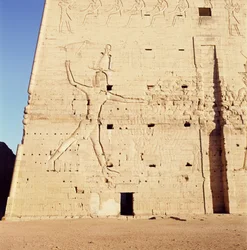 Ptolemaeus XII (ca. 112-51 v.Chr.) die zijn vijanden verslaat, van de ingangspylon van de Tempel van Horus